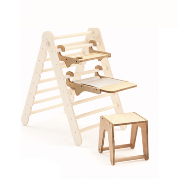 Escalera triangular con accesorio de arte